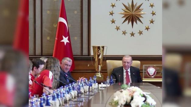 Eda Erdem “Sayın Cumhurbaşkanım...” dedi, Erdoğan araya girdi! Gülümseten anlar