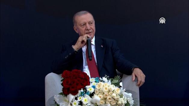 Başkan Erdoğan Resul Dindar’ın “Uzun İnce Bir Yoldayım” ve ''Çayeli'nden Öteye'' türkülerine eşlik etti
