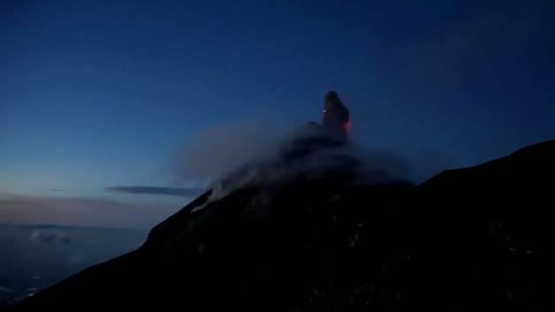 Guatemala'da Fuego Yanardağı canlı yayında patladı
