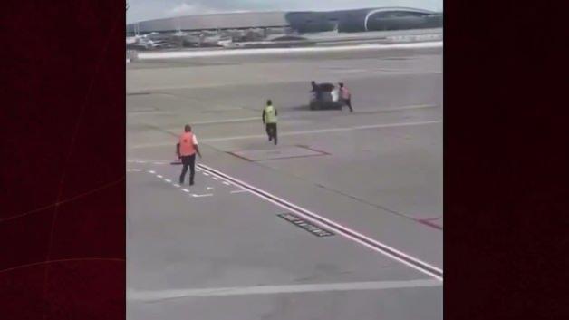 Fransa'da Gaulle Havalimanı'na giren şahıs ortalığı birbirine kattı