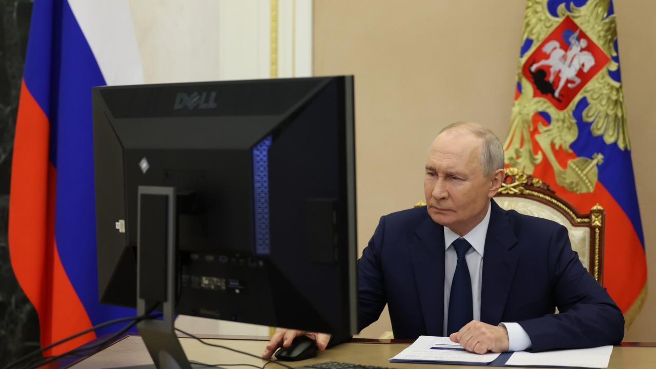 Kremlin'de online seçim! Putin, oyunu uzaktan kullandı