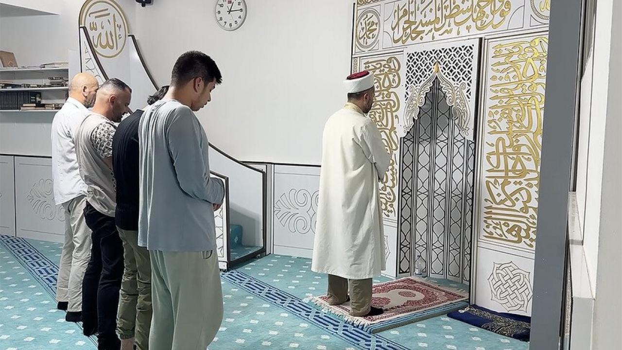 Türk camisinde 15 ülkeden Müslüman aynı safta