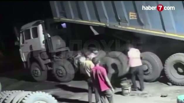 Hindistan'da kamyon lastiğine yanlış müdahale ölüm getirdi!