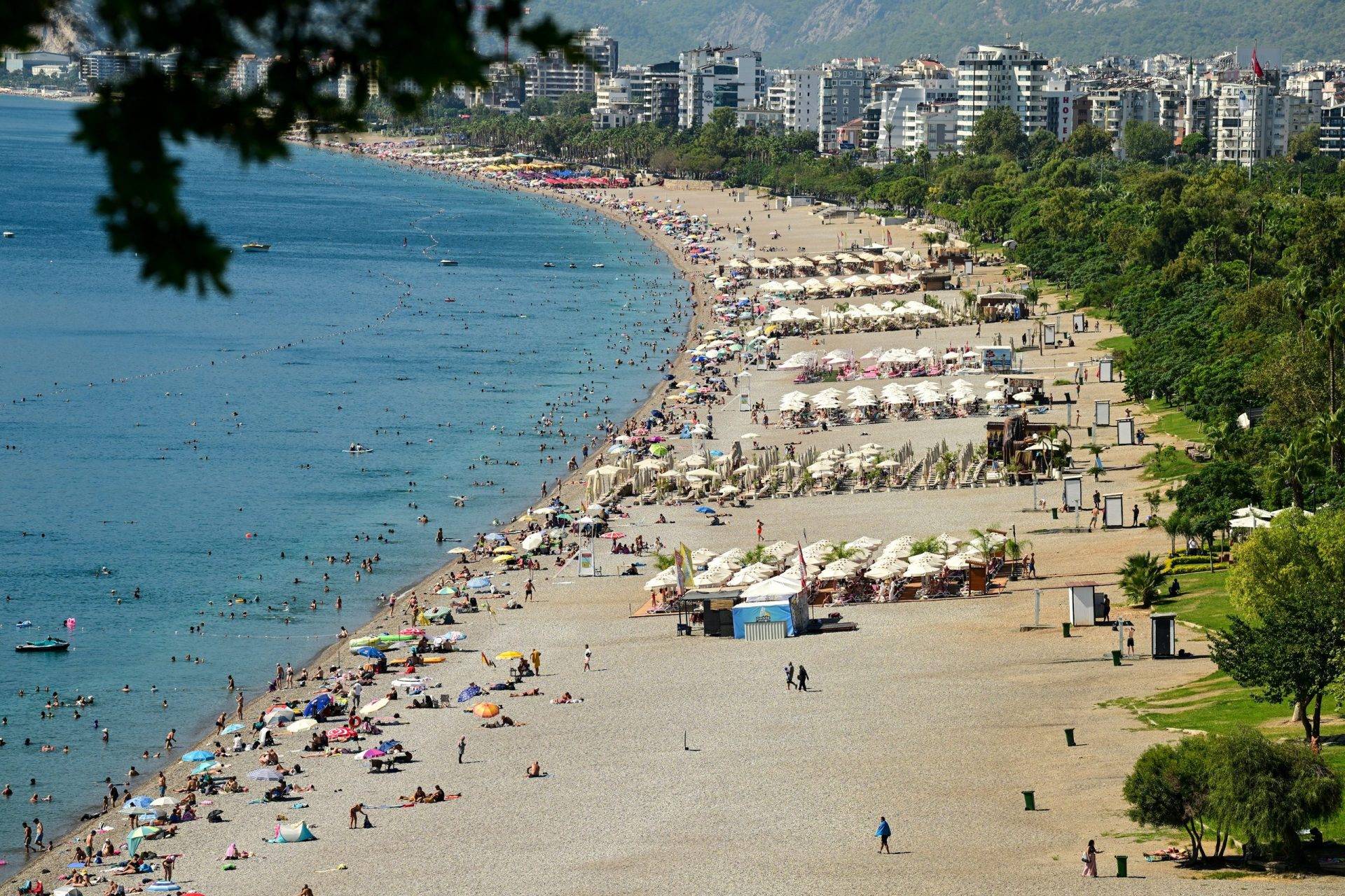 Sonbahar Antalya’ya uğramadı: Konyaaltı Sahili’nde hafta sonu yoğunluğu