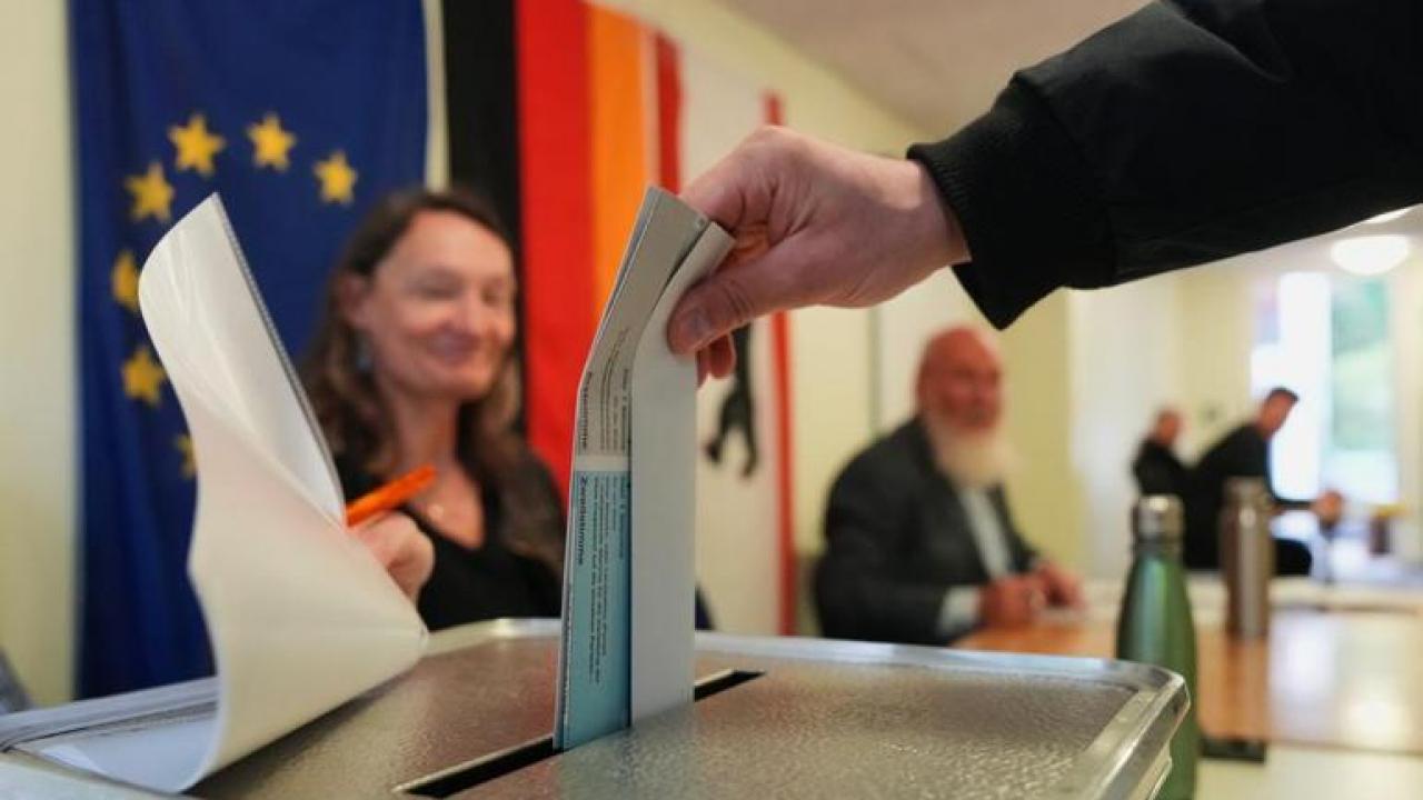 Almanya'da kritik seçim günü! Merz partisini acil toplantıya çağırdı