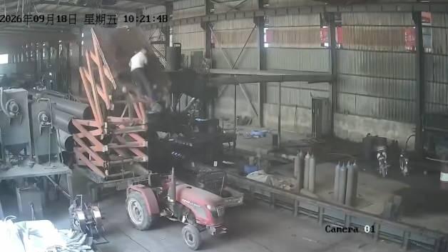 Çin'de fabrikada korkunç kaza: İki işçi forkliftten düştü!