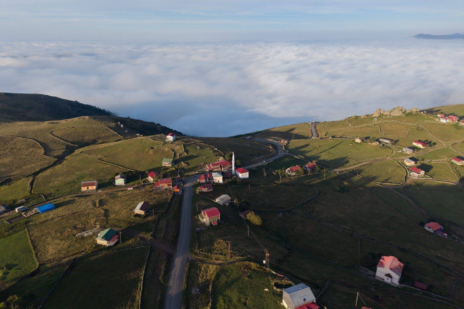 Sonbahar bulutların üzerine de geldi: Trabzon’un masalsı yaylaları görüntülendi