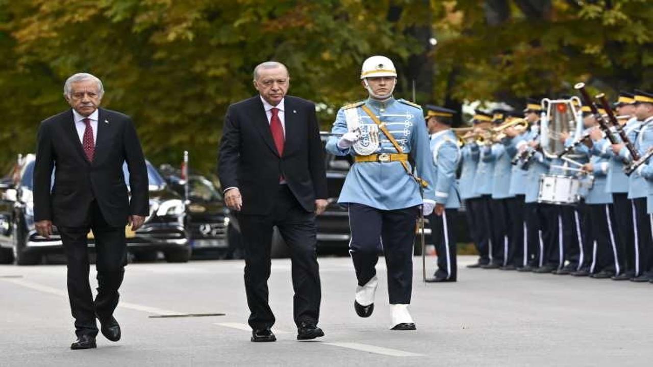 Meclis'te Erdoğan'a sürpriz jest: Bahçeli'den kırmızı-beyaz güller
