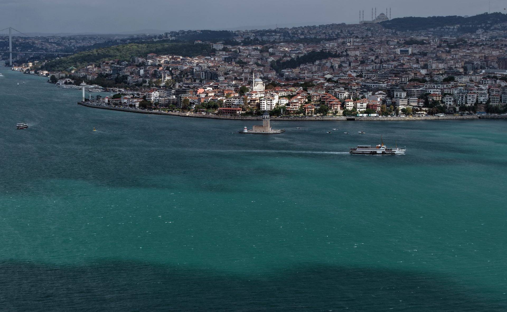 İstanbul Boğazı’nda kartpostallık manzara: Turkuaz rengiyle mest etti