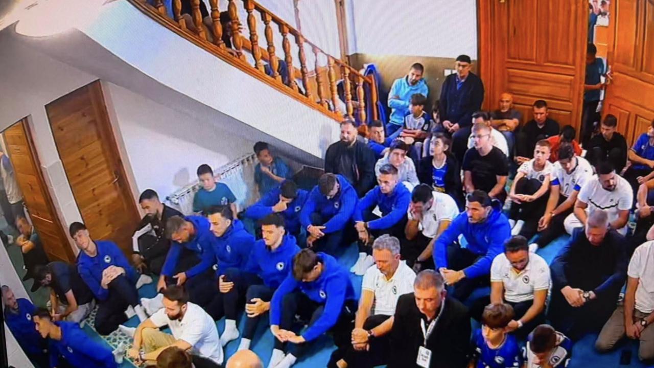 Kritik maç öncesi tüm milli takım cuma namazına gitti