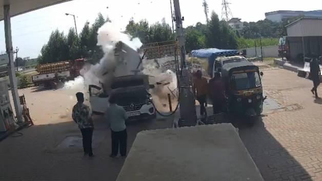 Hindistan'da dolum yapan CNG'li araç patladı