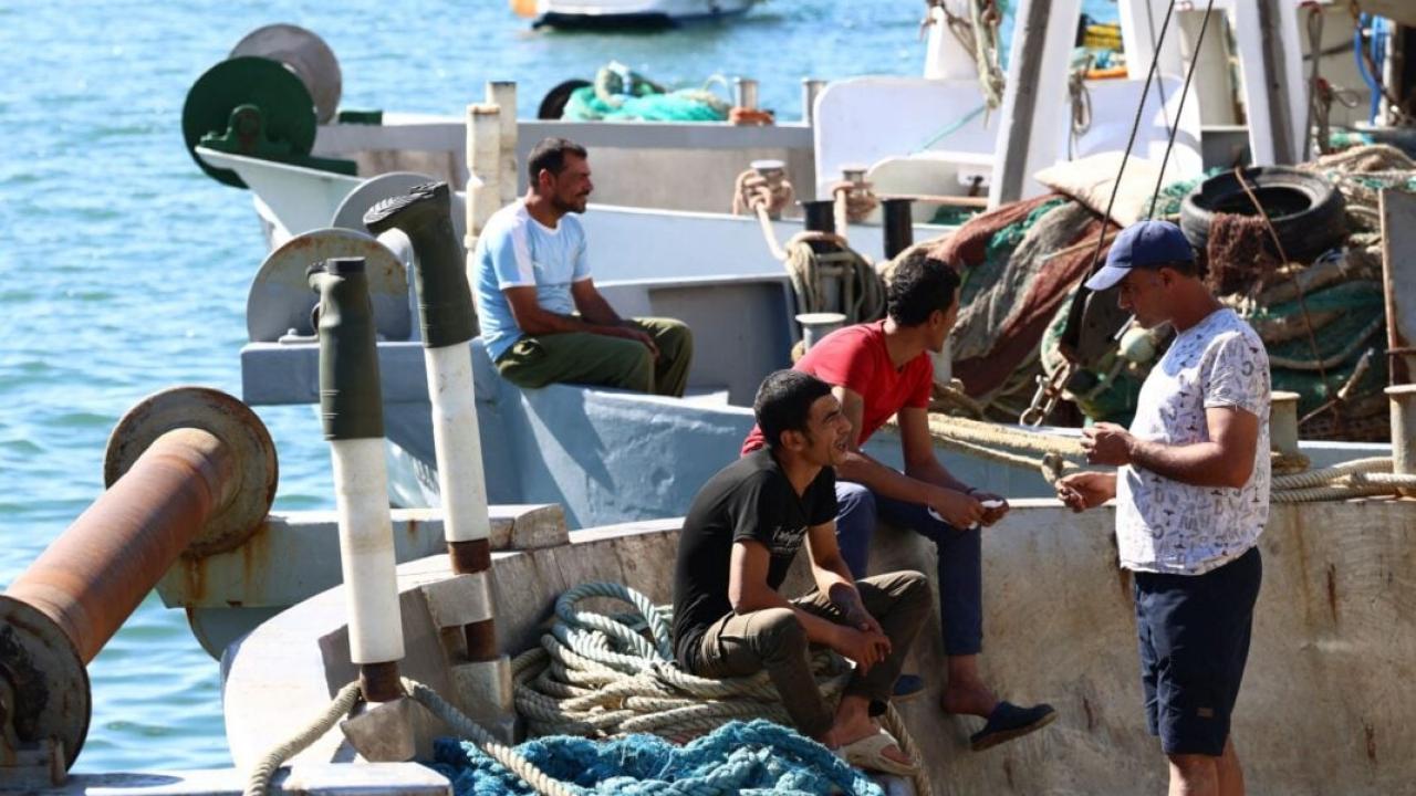 Yunan balıkçılar limanı kapattı