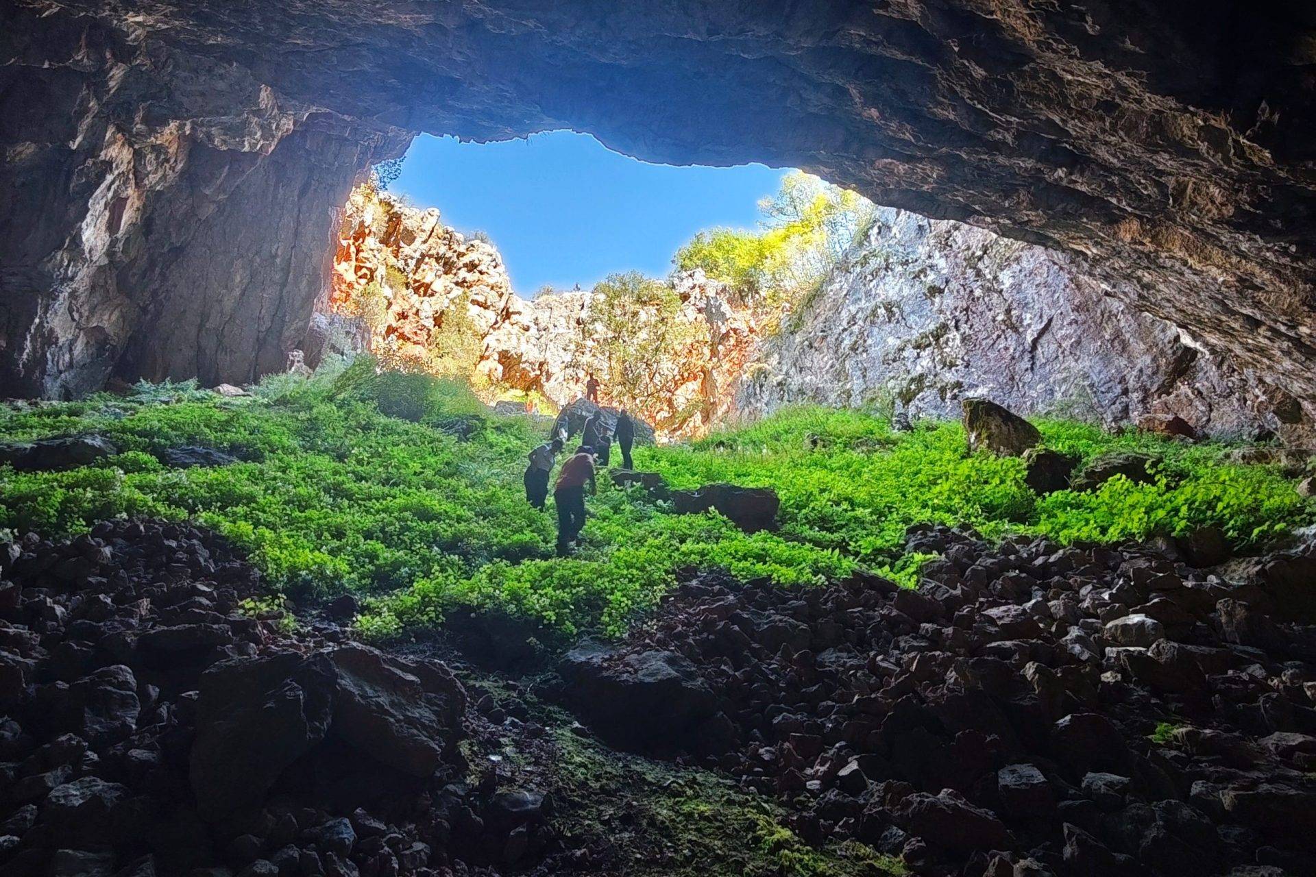 Giresun’daki Tepesi Delik Obruğu ve yer altı göleti doğa tutkunlarının akınına uğradı